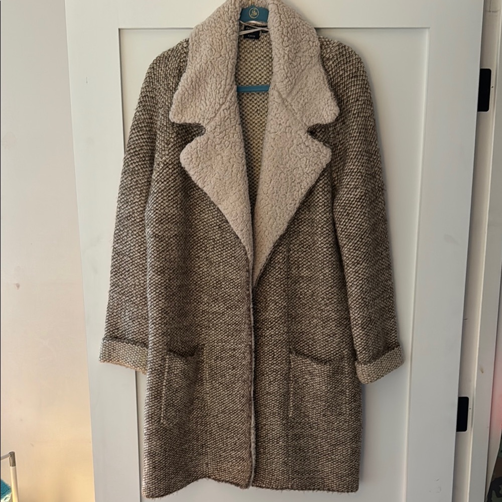Gray Oversized Teddy Jacket with Wide Lapels and Cozy Fabric